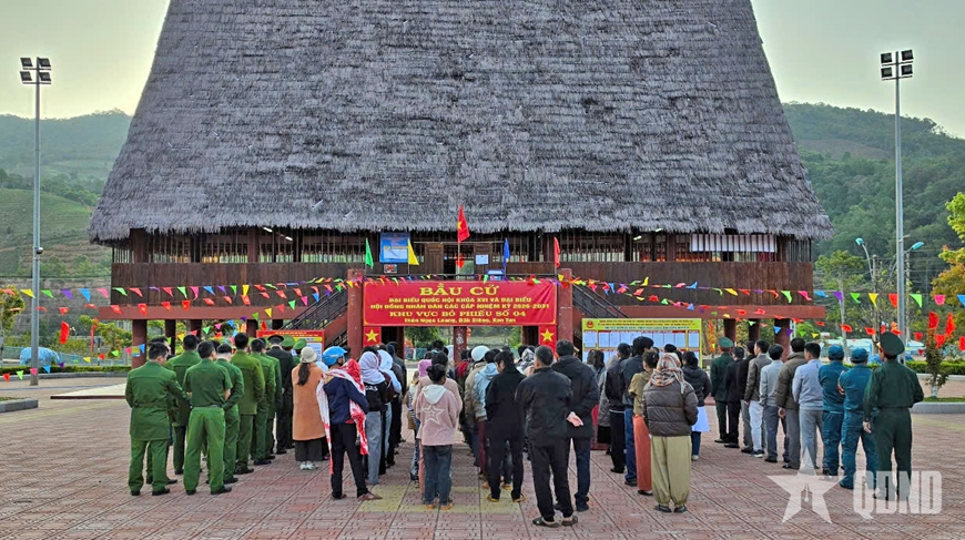 Cử tri đồng bào Xơ Đăng xã Tu Mơ Rông, tỉnh Quảng Ngãi nô nức tham gia bầu cử